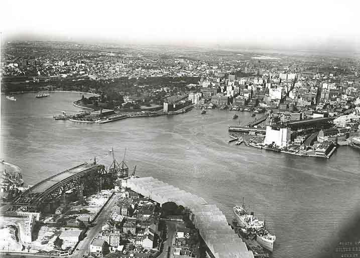 Sydney Harbour Bridge under construction